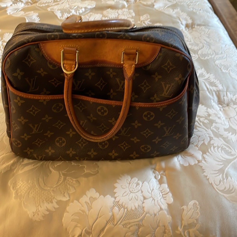 Louis Vuitton Monogram Canvas Cosmetic case - Picture 2 of 3
